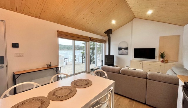 Intimate mini chalet. Lakeside.