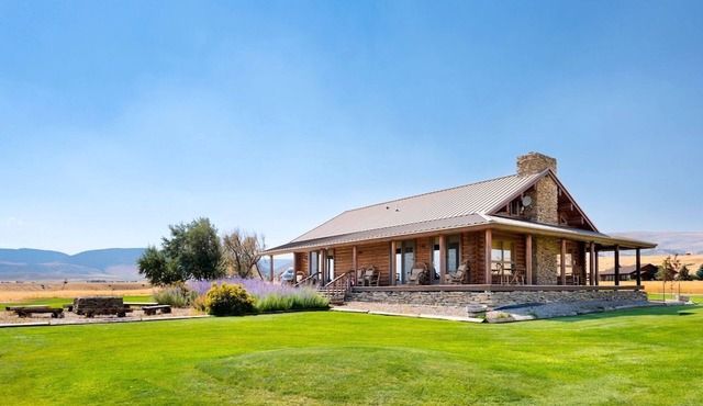 Intimate Off-Grid Cabin with Fire Pit and Mountain Views in Montana