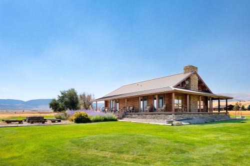 Intimate Off-Grid Cabin with Fire Pit and Mountain Views in Montana