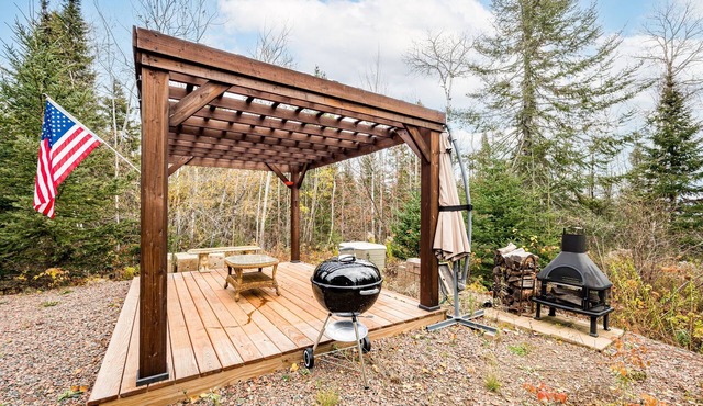 Intimate Retreat: Fireplace,Full-size Arcade,Trail