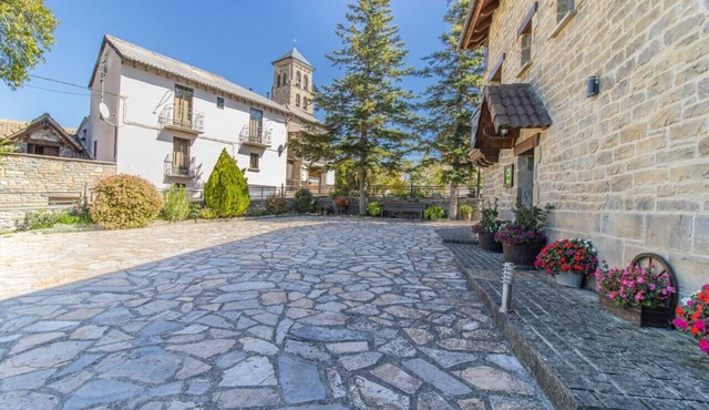 Intimate Retreat in the Pyrenees Garden & Parking