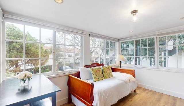 Intimate retreat 1 block to beach with Cal king bed & bonus sleeping room