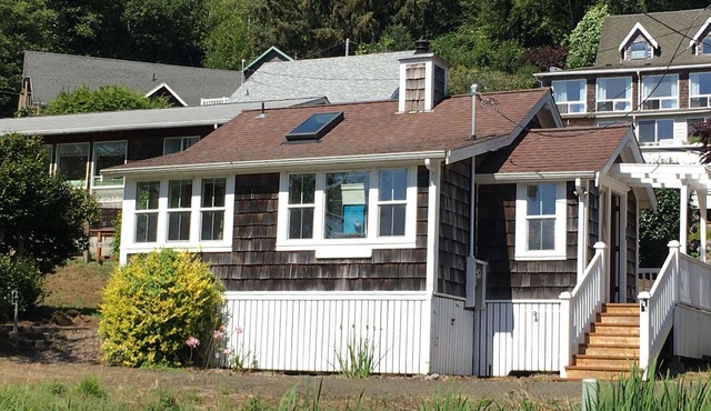 Intimate, Romantic Cottage- Hot tub-Woodstove-Easy walk to town!