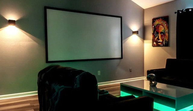 Intimate stay&private community w/theatre room mins from downtown&close to lake!