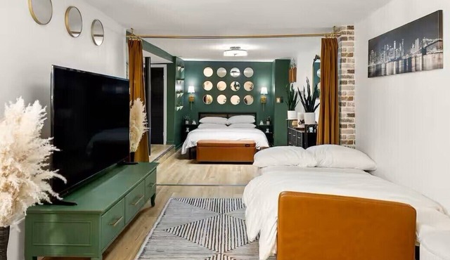 Intimate Studio Retreat along NYC Skyline & Hudson River: Spectacular Views