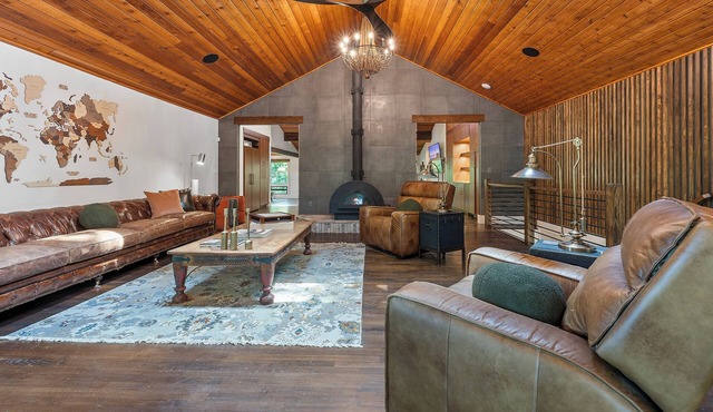 Intown Mountain Retreat a magical oasis, sauna, gym, pool table