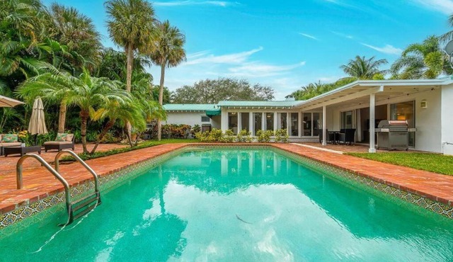 Intracoastal Paradise Walking Distance to Beach!