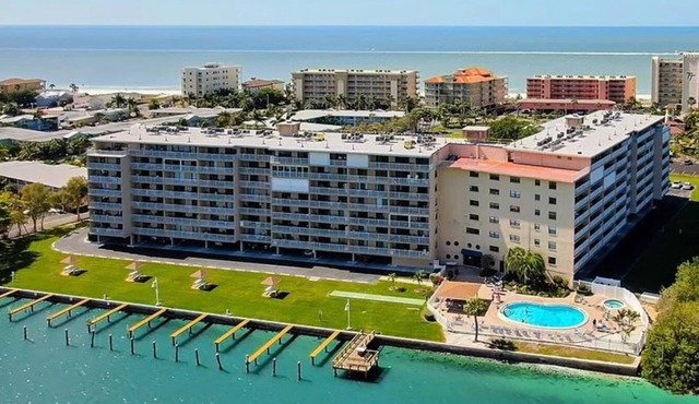 Intracoastal w/Private Balcony★ - Steps to Beach ☼