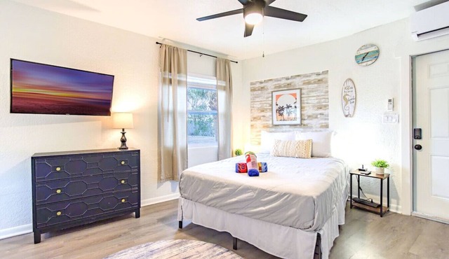 Intracoastal Waterside Studio 2 Blocks to Beach