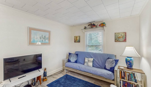 Intracoastal Waterway-view cottage with private deck, & central AC