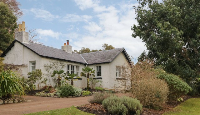 INVEREWE - GARDEN LODGE, family friendly, with a garden in Poolewe