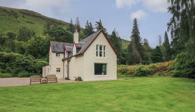 INVERGLOY HOUSE, family friendly, with open fire in Spean Bridge