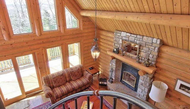 Inviting and relaxing log home close to Tremblant