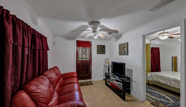 Inviting 1 BR suite with full kitchen in convenient Brookhaven location