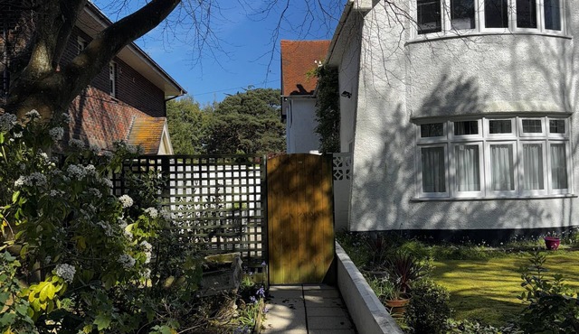 Inviting 2-Bed Apartment in Poole