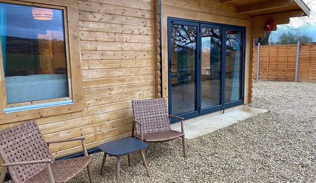 Inviting 2-Bedroom Cabin in Ashton Under Hill