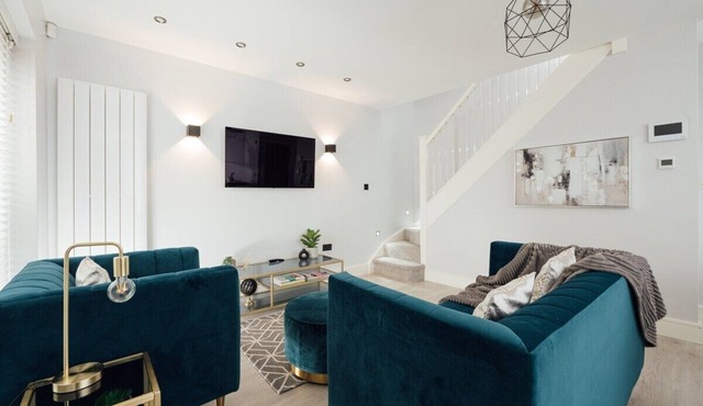 Inviting 2BR House in Dorking