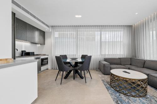 Inviting 2BR Unit with Parking near Coogee Beach