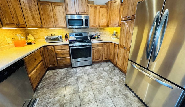 Inviting 3 bed/ 2 bath: families/groups seeking comfort and convenience!