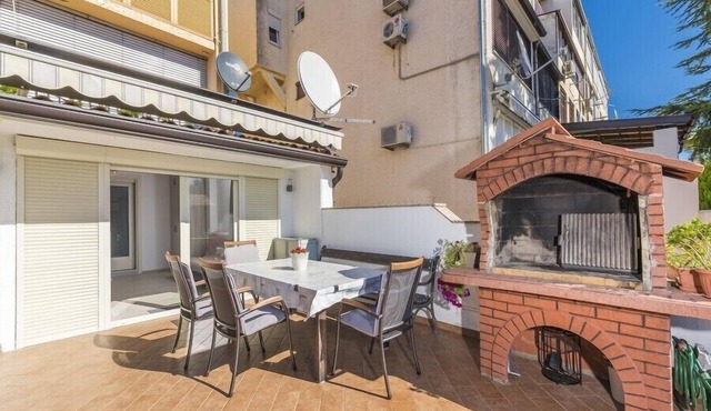 Inviting 3-Bed Apartment in Novigrad
