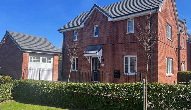 Inviting 3 bed + hot tub With Excellent Train and bus to Liverpool & Chester