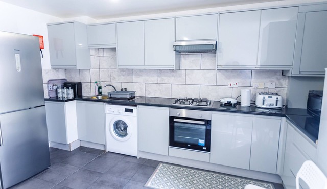 Inviting 3-Bed House in London, stay up to 6