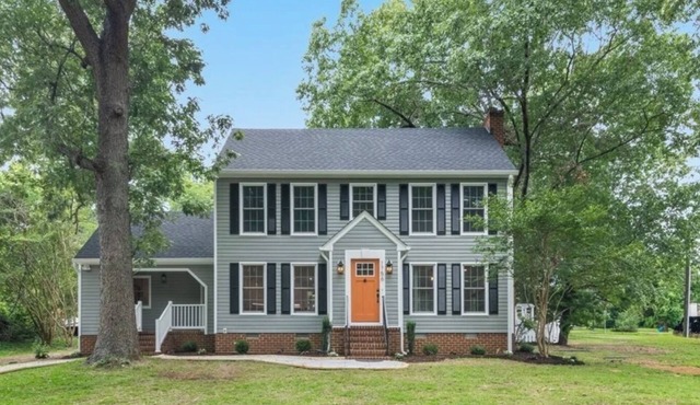 Inviting 3 Bedroom home, only a 5 minute walk to a private neighborhood beach.