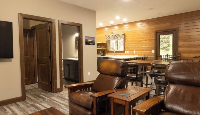 Inviting 3-Bedroom Retreat with Mountain Views – Minutes from Yellowstone’s Northeast Entrance