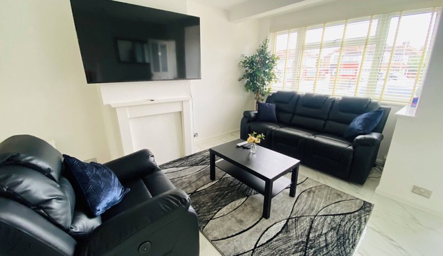 Inviting 4-Bed House in Leeds