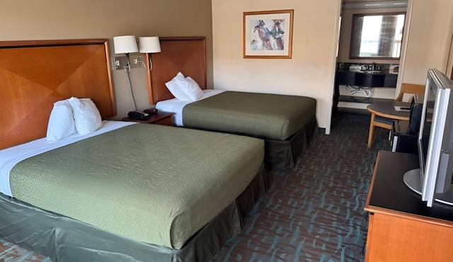 Inviting 4-Room Stay with Complimentary Parking & Continental Breakfast