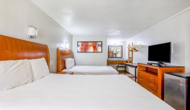 Inviting 4-Unit Stay at Garden Inn – Affordable Room Near Comstock Field