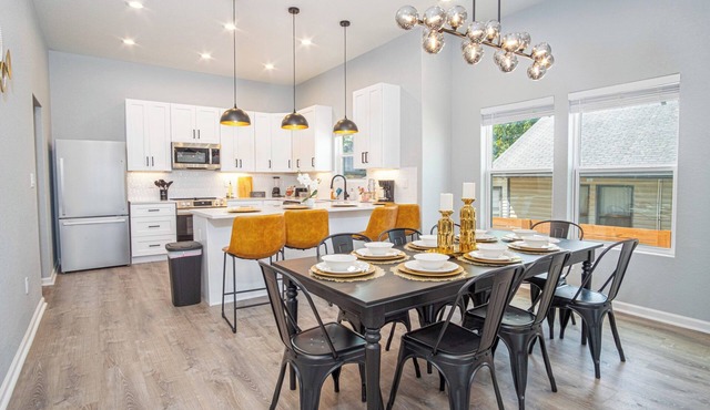 Inviting 4br/2ba Near Downtown & Riverwalk