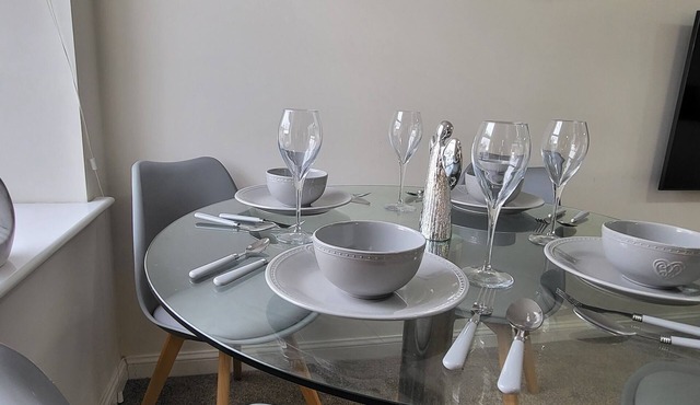 Inviting 6-Bed House in Nuneaton