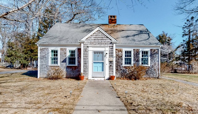 Inviting abode near the canal with a wood-burning fireplace, grill, & W/D