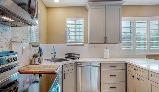 Inviting apartment with tennis, golf, full kitchen, & W/D