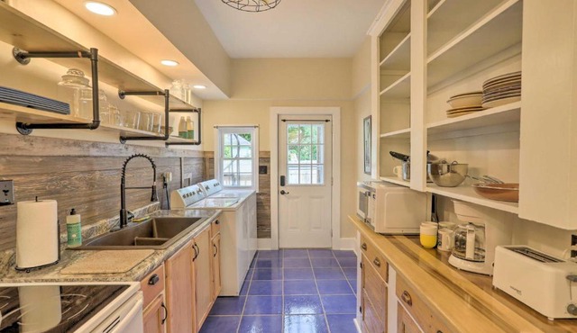 Inviting Apartment Walk to Lake Erie and Dtwn!