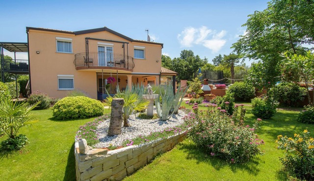 Inviting apartment with shared pool for a great vacation.