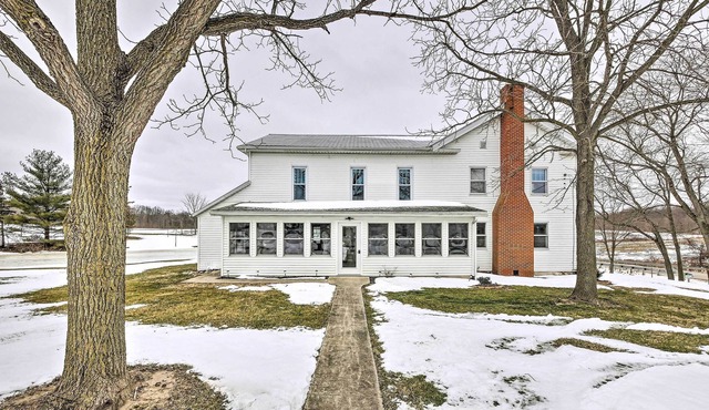 Inviting Ashland Farmhouse: 7 Mi to Downtown!