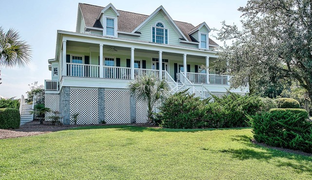 Inviting Beach Retreat with wonderful Lake Views to Relax and Enjoy