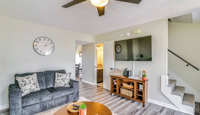 Inviting Bowling Green Escape w/Smart TVs!