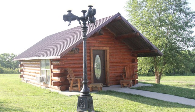 Inviting Cabin in Albany, MO. Enjoy the nature, fishing and breathtaking views.
