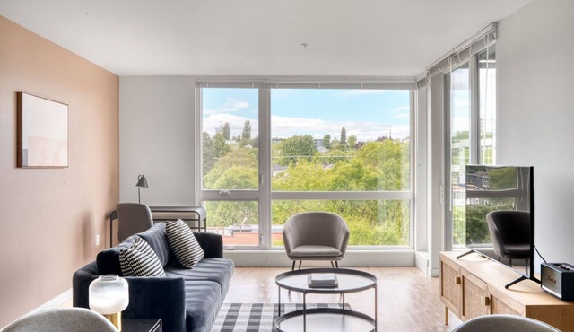 Inviting Central District 1BR w/Gym, near Dining, by Blueground