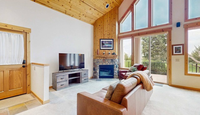 Inviting chalet with grill, patio & access to pools, hot tub, golf, tennis & gym