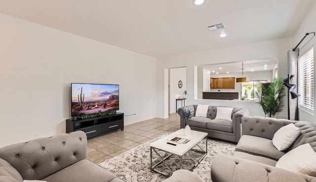 Inviting, Clean & Cozy Retreat: Relax & Refresh in the Hot Tub or Play Sports!