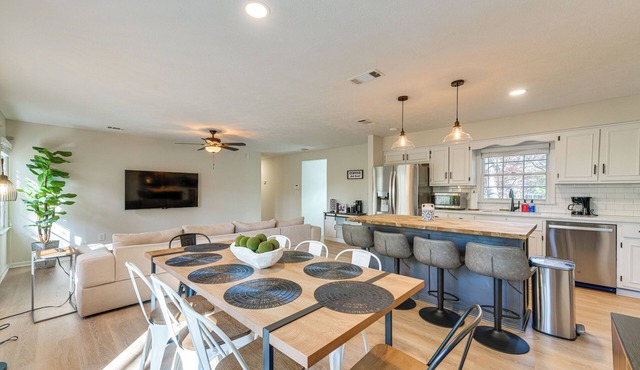 Inviting Columbus Home w/Deck: 7 Mi to Downtown!