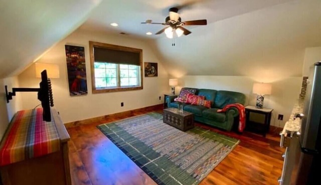 Inviting, comfortable & private suite near Univ.