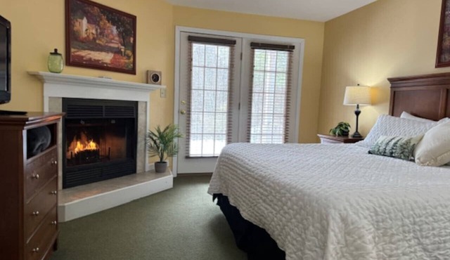 Inviting Condo w Fire Place & Hot Tub