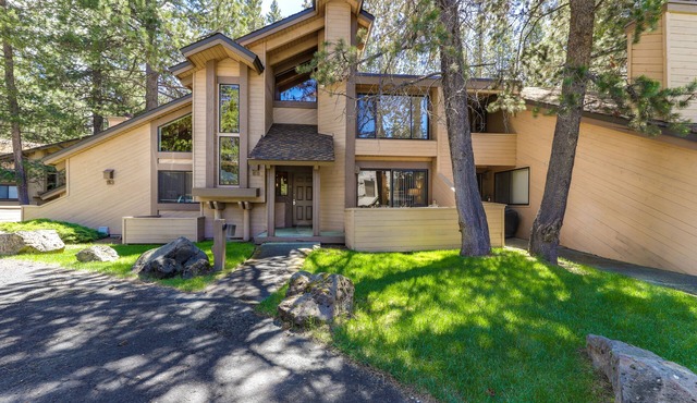 Inviting condo with private sauna & wonderful shared amenities