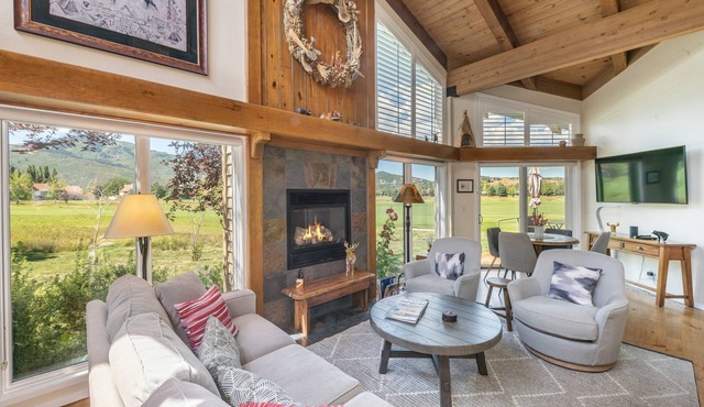 Inviting Cottage, Prime Location, On Free Transit, Minutes to Resorts & Main Street!