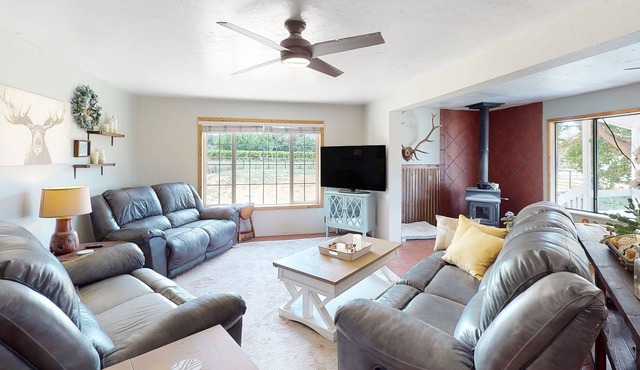 Inviting dog-friendly home with hot tub, full kitchen, grill, & W/D